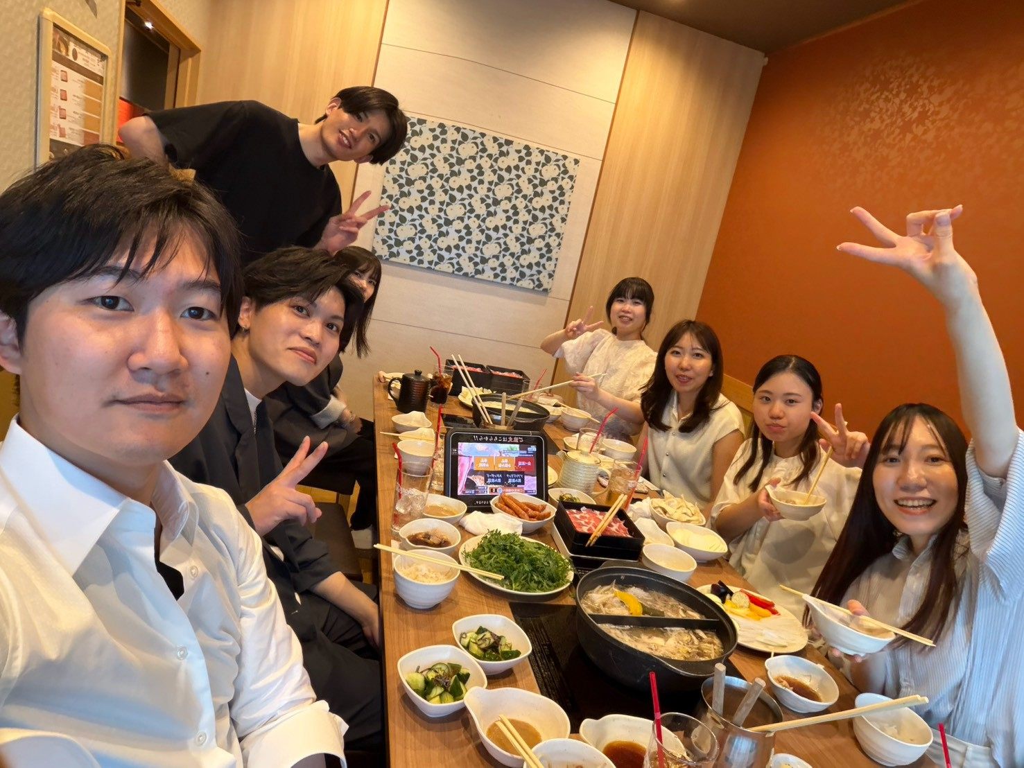 テント下で大人数の食事会