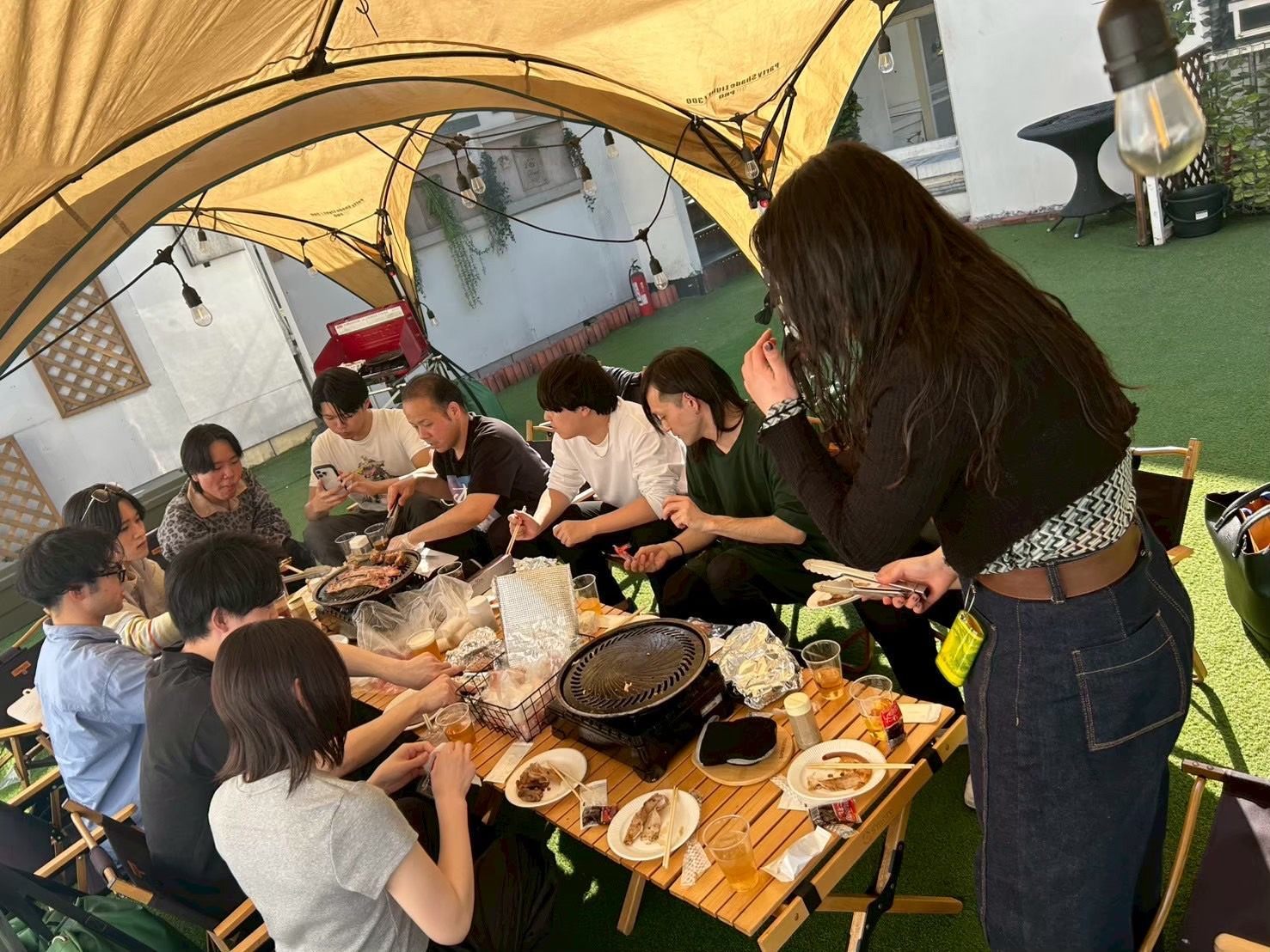海を背にメンバーが並ぶ様子